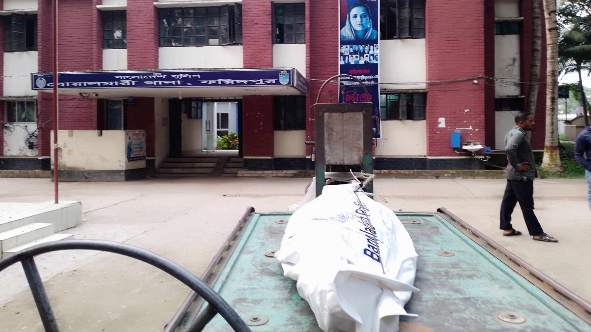 বোয়ালমারীতে গোয়ালঘর থেকে গৃহবধূর ঝুলন্ত মরদেহ উদ্ধার