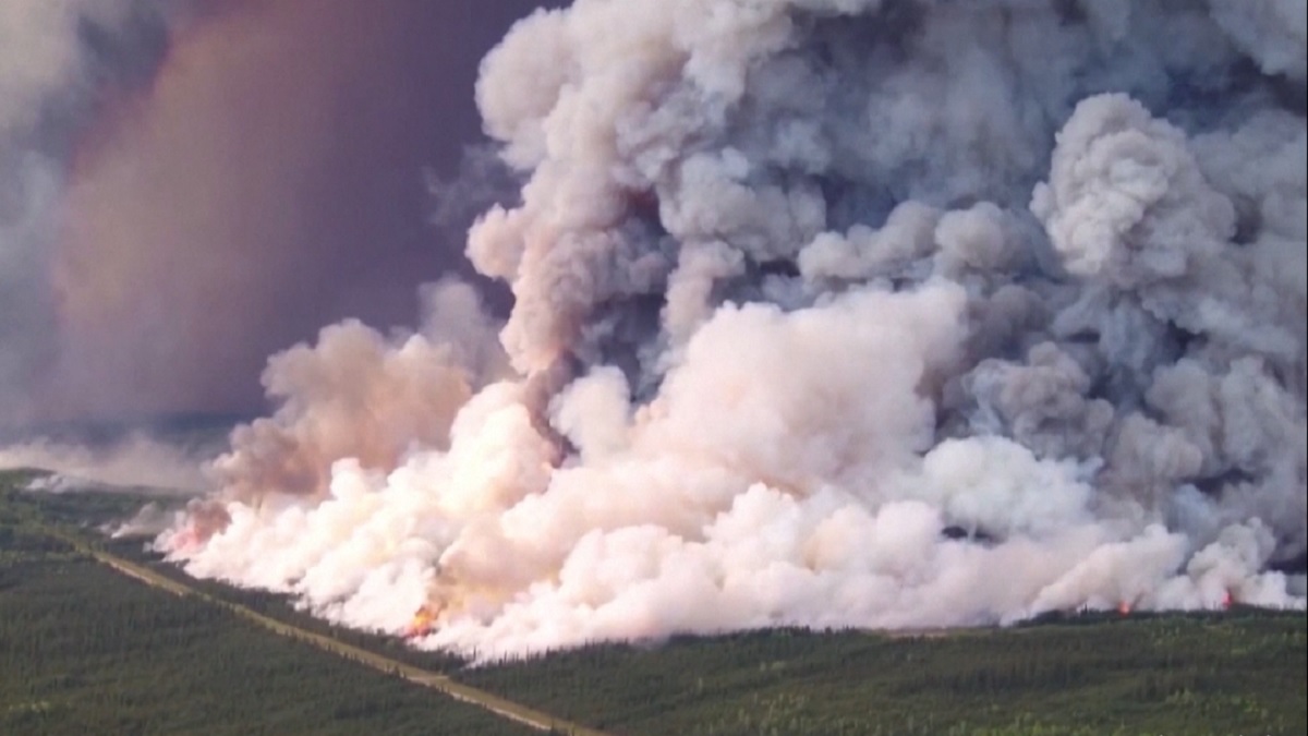 কানাডায় দাবানল: সরিয়ে নেয়া হচ্ছে সেখানকার বাসিন্দাদের