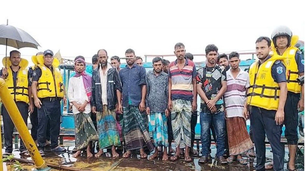 চাঁদপুরে ২৮ বাল্কহেড-তিন ড্রেজার জব্দ, আটক ৬২