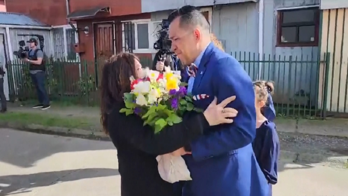 ৪২ বছর পর চুরি যাওয়া সন্তানকে ফিরে পেলেন মা