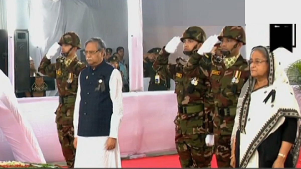 বঙ্গবন্ধুর প্রতিকৃতিতে রাষ্ট্রপতি-প্রধানমন্ত্রীর শ্রদ্ধা নিবেদন