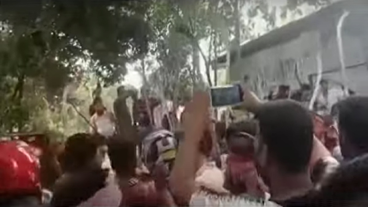 ফরিদপুরে মাইকে ঘোষণা দিয়ে দুই ইউনিয়নবাসীর সংঘর্ষ