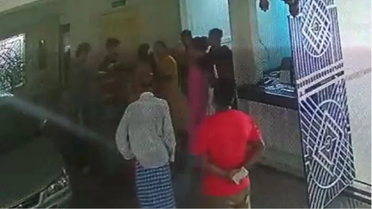 রাজধানীর মোহাম্মদপুরে চাঁদাবাজির সময় হাতেনাতে গ্রেফতার তৃতীয় লিঙ্গের ১০ সদস্য