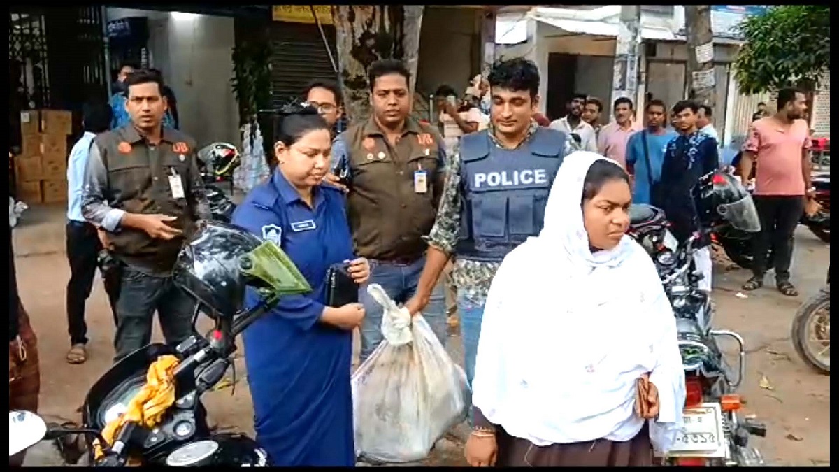 কুরিয়ার সার্ভিসের আমের চালানে ৯ কেজি গাঁজা, খালাস করতে গিয়ে আটক নারী