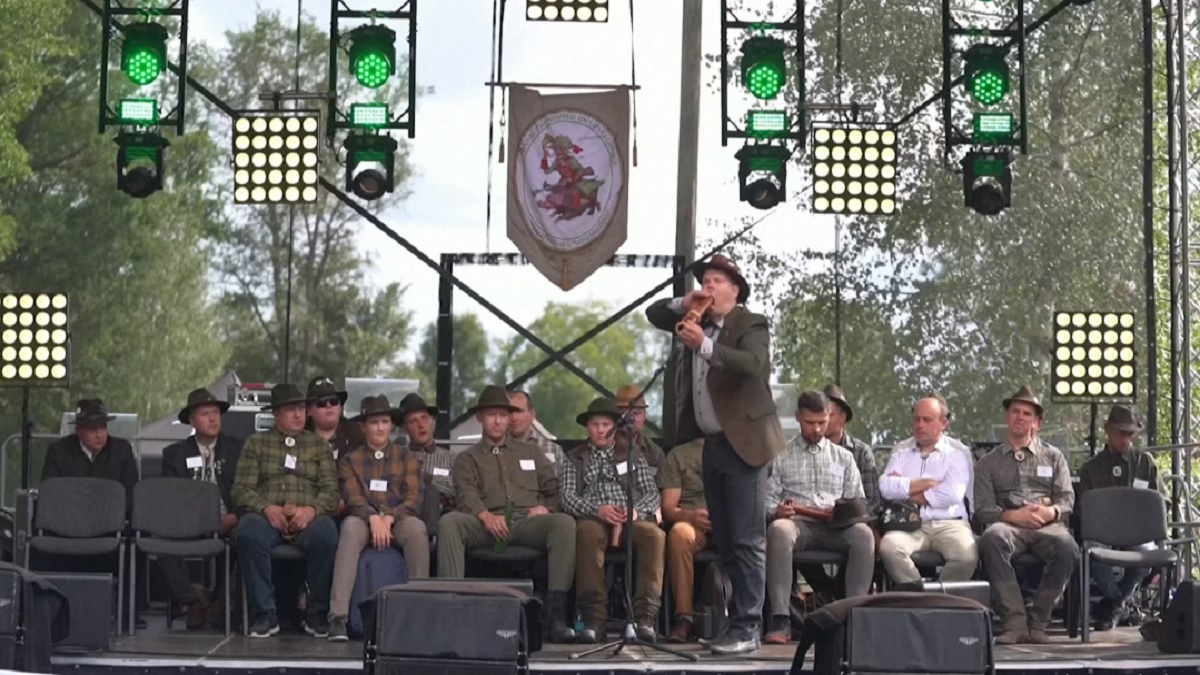 হরিণের ডাক নকল করতে হবে, বিচিত্র প্রতিযোগিতা লাটভিয়ায়