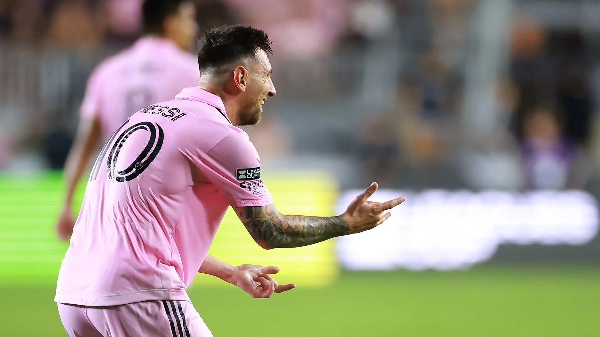 থর ও ব্ল্যাক প্যান্থারের পর এবার স্পাইডারম্যান ভঙ্গিতে মেসি