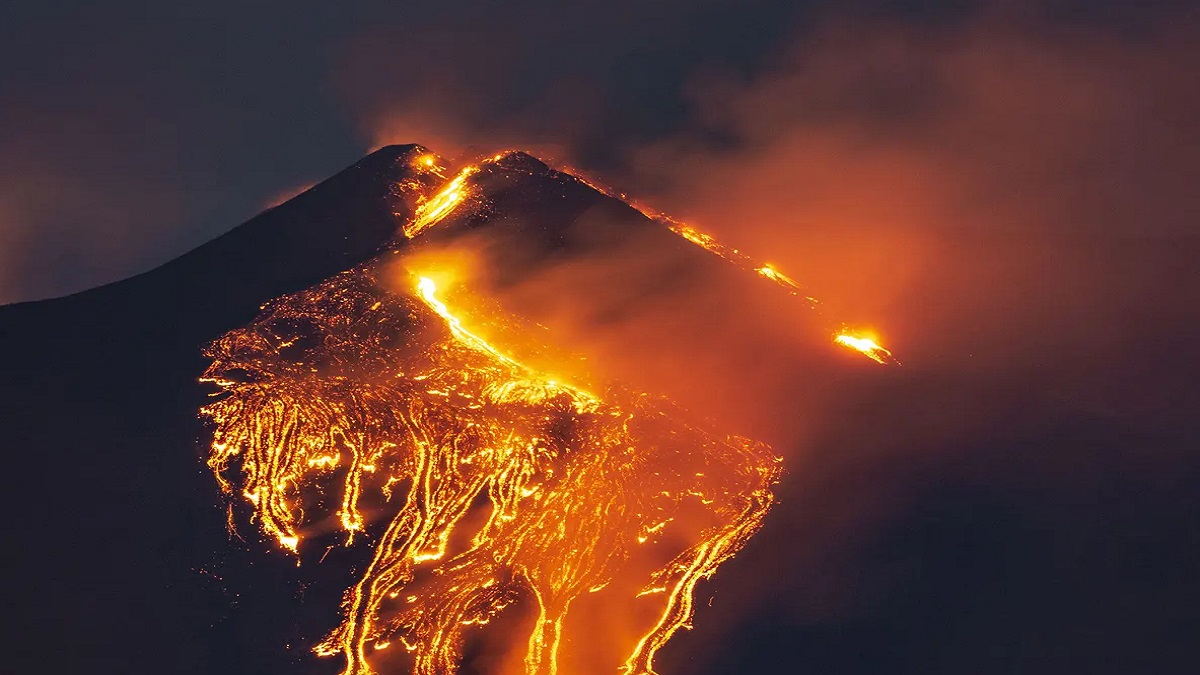 ফের জেগে উঠলো ইউরোপের সবচেয়ে সক্রিয় আগ্নেয়গিরি ‘মাউন্ট এটনা’, শুরু লাভা উদগীরণ