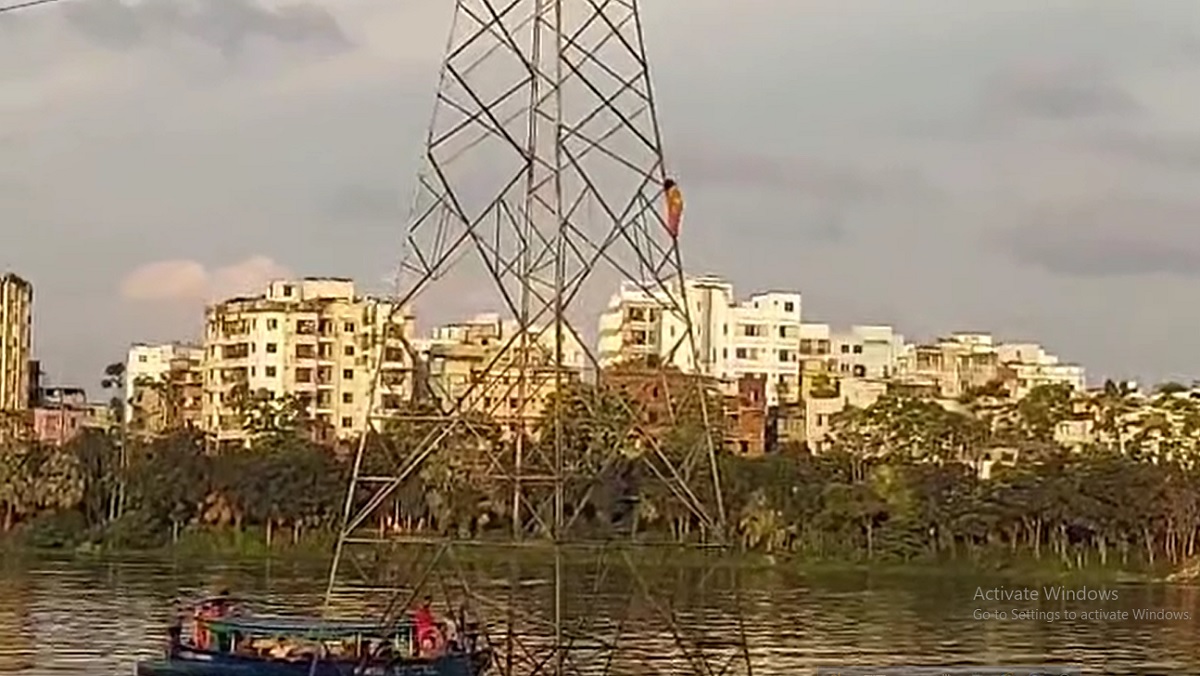 হাতিরঝিলে বৈদ্যুতিক টাওয়ার থেকে নারীকে নামালো ফায়ার সার্ভিস