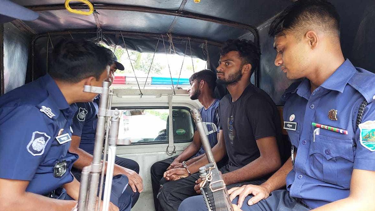 নাটোরে পাথর বোঝাই ট্রাক থেকে প্রায় চার কেজি হেরোইনসহ আটক ২