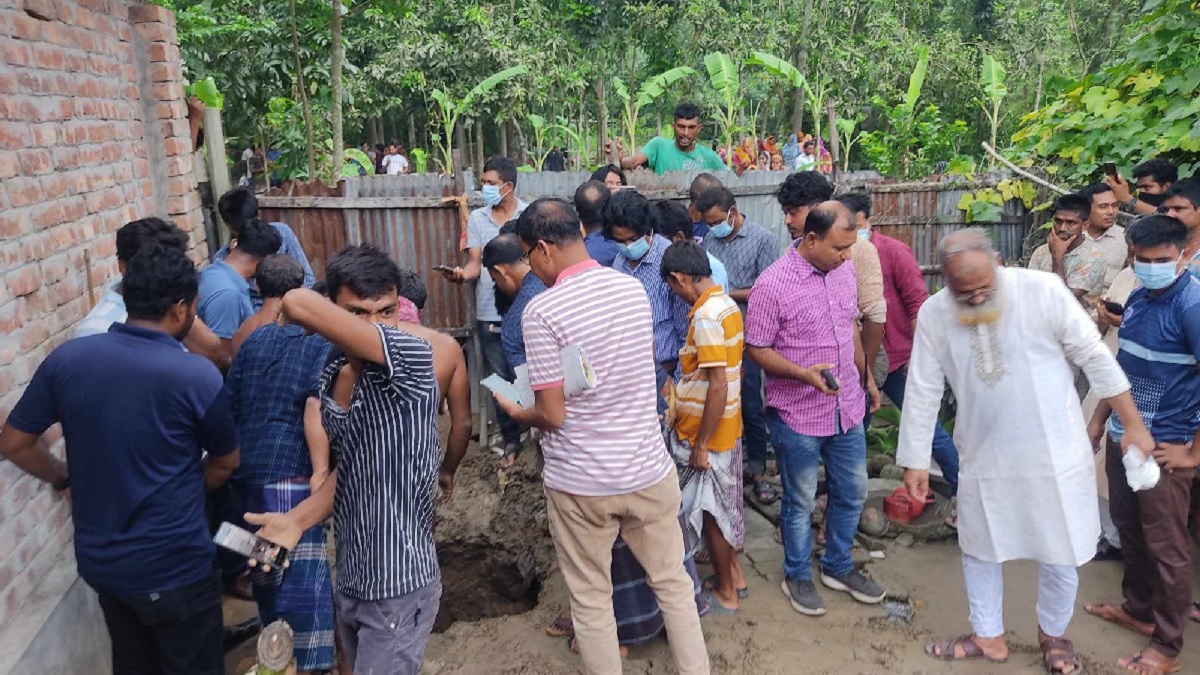 বাড়ির উঠোনে ১০ ফিট মাটির নিচে মিললো যুবকের মরদেহ, প্রবাসীর স্ত্রী আটক