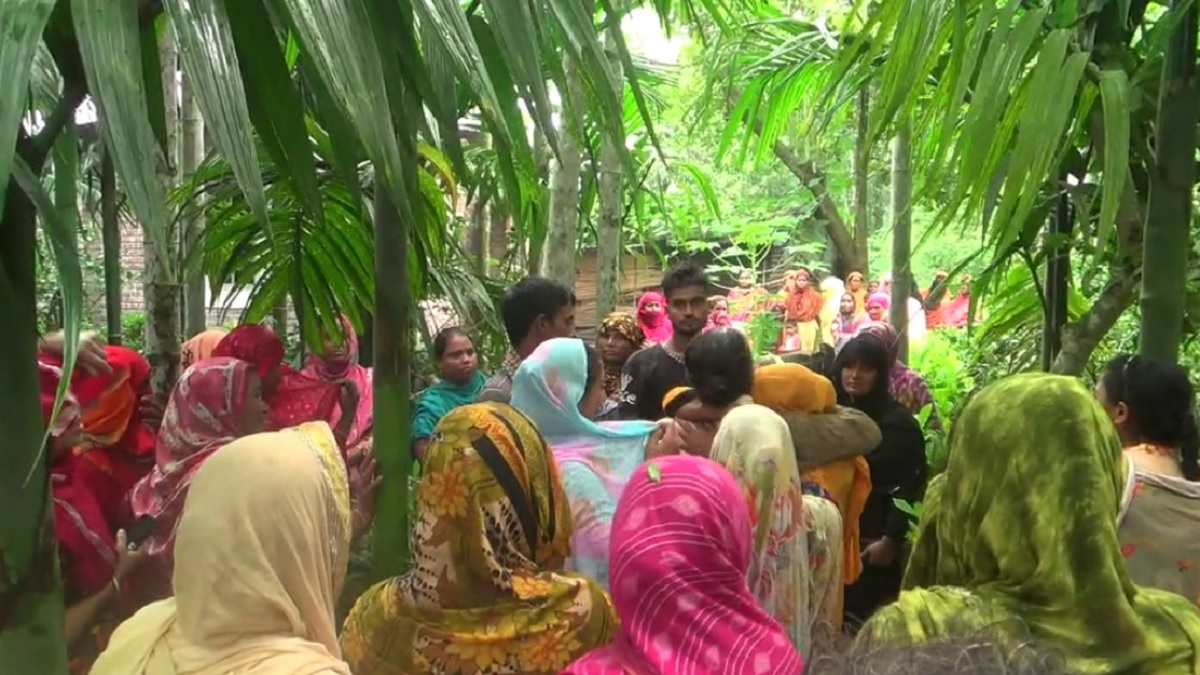 নাটোরে গৃহবধূর ঝুলন্ত মরদেহ উদ্ধার, স্বামী পলাতক
