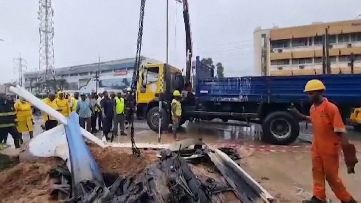 নাইজেরিয়ায় হেলিকপ্টার বিধ্বস্ত, প্রাণে বেঁচে গেলেন ২ পাইলট