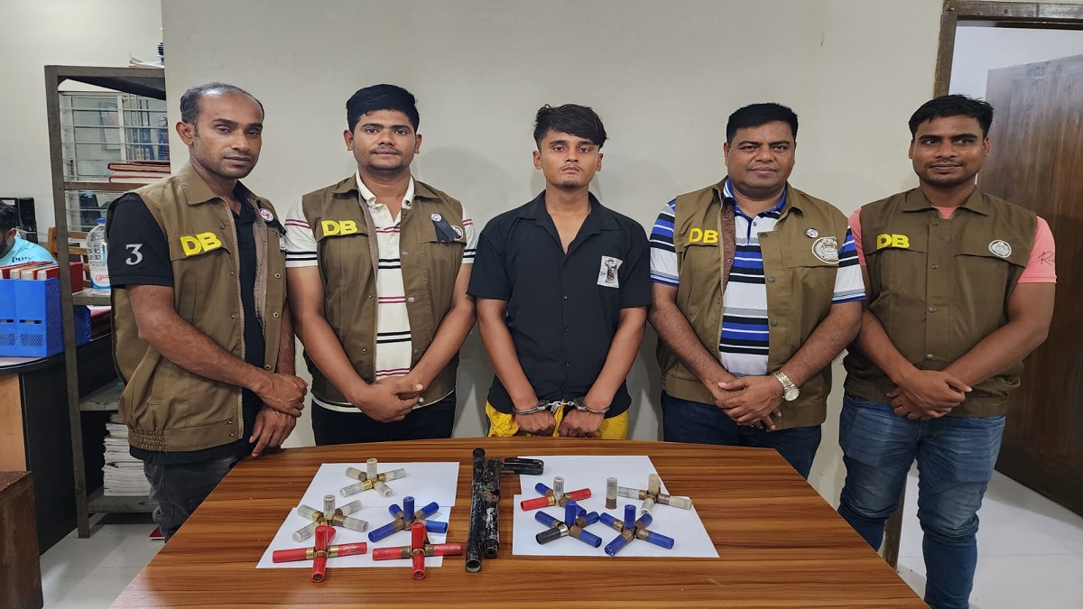 নরসিংদীতে অস্ত্র ও গুলিসহ যুবক গ্রেফতার