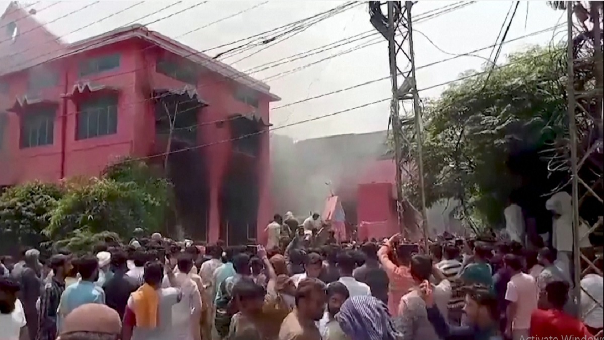 পাকিস্তানে ধর্ম অবমাননার অভিযোগে গীর্জাসহ বেশ কয়েকটি ভবনে আগুন