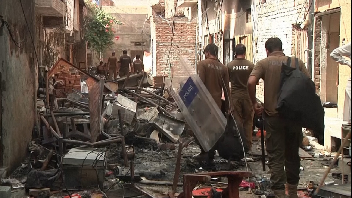 পাকিস্তানে গির্জায় অগ্নিকাণ্ডের ঘটনায় গ্রেফতার শতাধিক