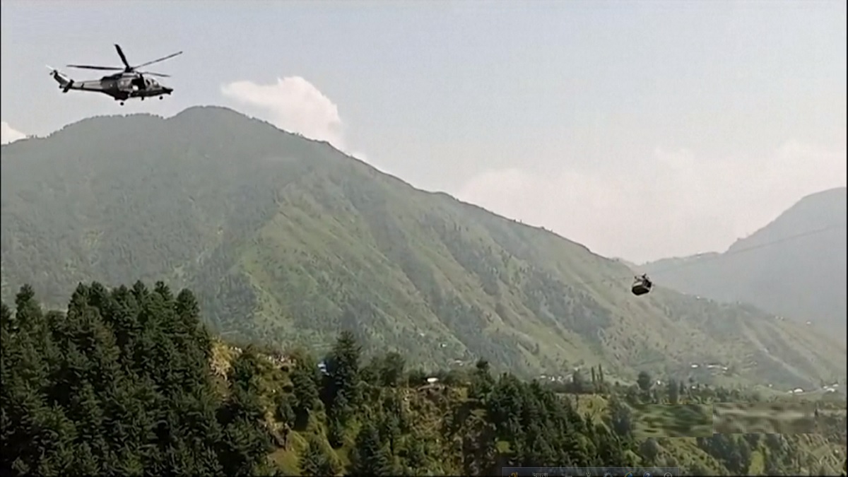 পাকিস্তানে ক্যাবল কার ছিঁড়ে ৯০০ ফুট উঁচুতে ঝুলছে ৬ শিশু (ভিডিওসহ)