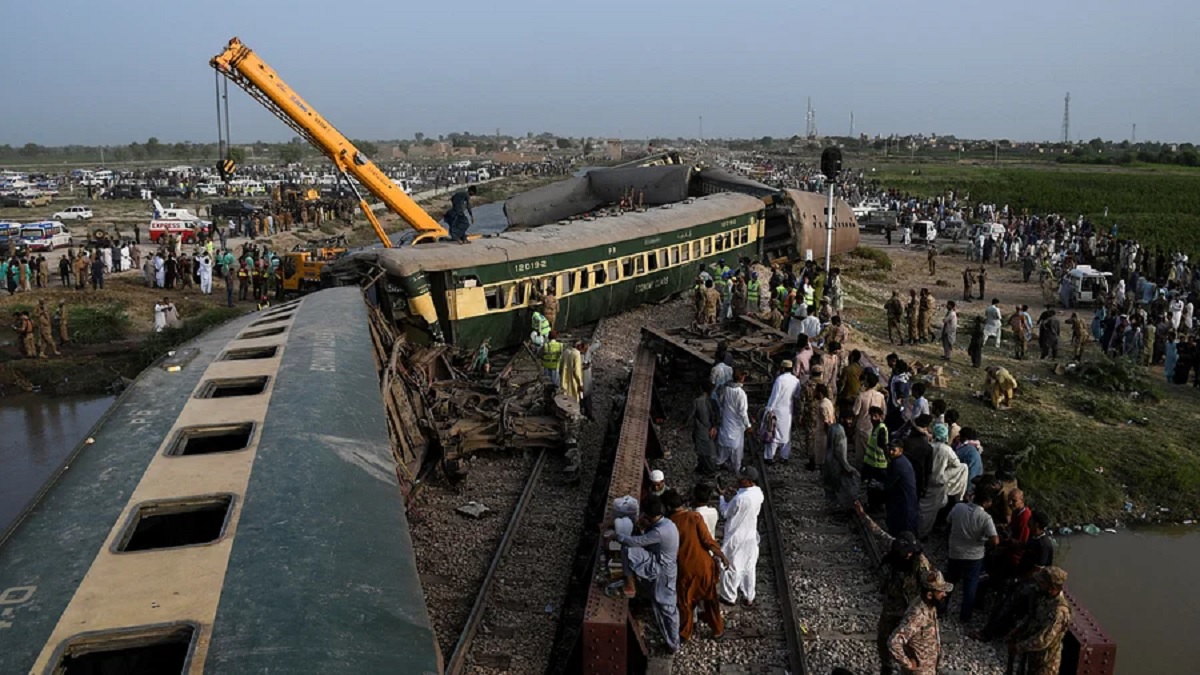পাকিস্তানে ট্রেন দুর্ঘটনায় প্রাণহানি বেড়ে ৩৪