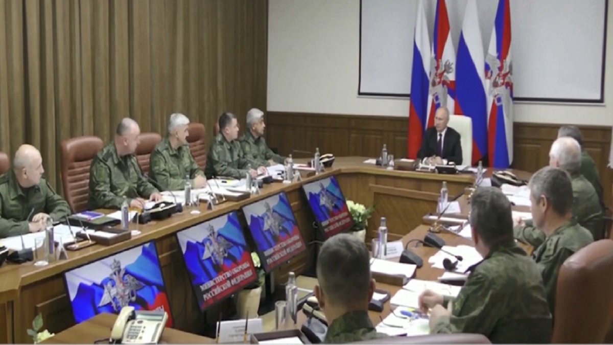 শীর্ষ সেনা কর্মকর্তাদের সাথে পুতিনের বৈঠক