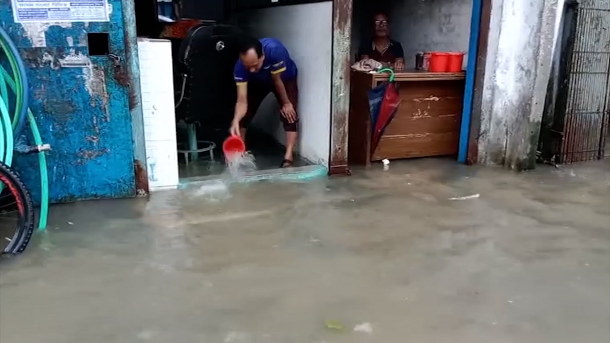 দক্ষিণ ও মধ্যাঞ্চলের কয়েকটি শহরে পানিবন্দি মানুষ