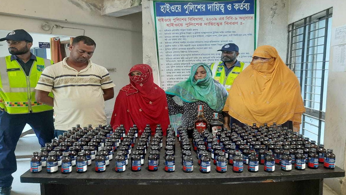 রাজবাড়ীতে ফেনসিডিল ও মদসহ ৪ মাদক কারবারি আটক