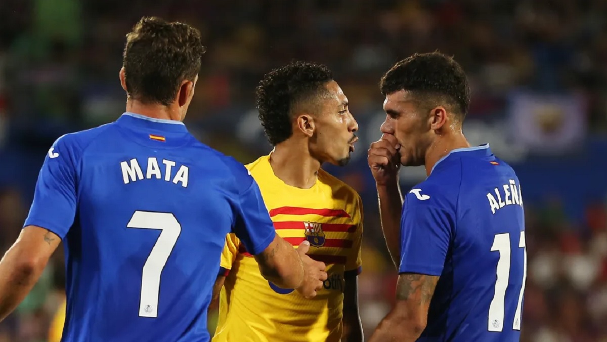 কোচ-খেলোয়াড়ের লাল কার্ড ও ড্রতে শুরু বার্সার মৌসুম