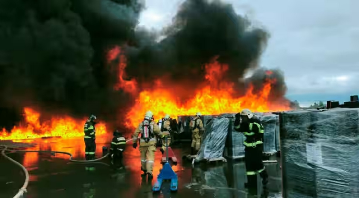 রাশিয়ার কারখানায় হঠাৎ ভয়াবহ অগ্নিকাণ্ড