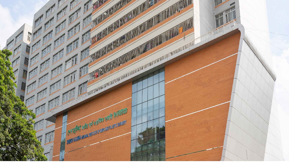 গ্যাস বিস্ফোরণে ঘরের দরজা জানালা ভেঙে চুরমার, জাতীয় বিশ্ববিদ্যালয় কর্মকর্তাসহ দগ্ধ ৩