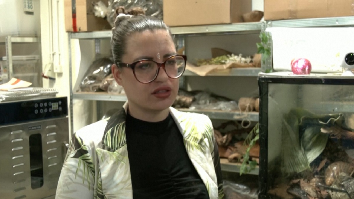 জার্মান নারীর কাণ্ড, শখের বসে পালেন শামুক!