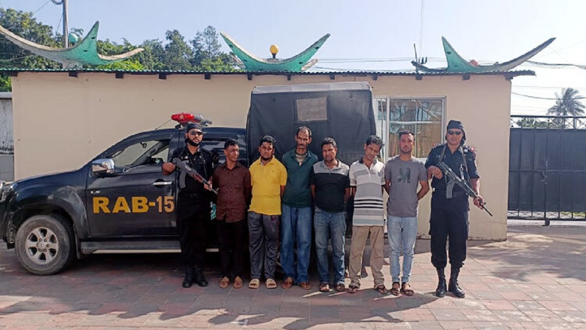 টেকনাফের পাহাড়ে ডাকাতের আস্তানা, অভিযানে গ্রেফতার ৬