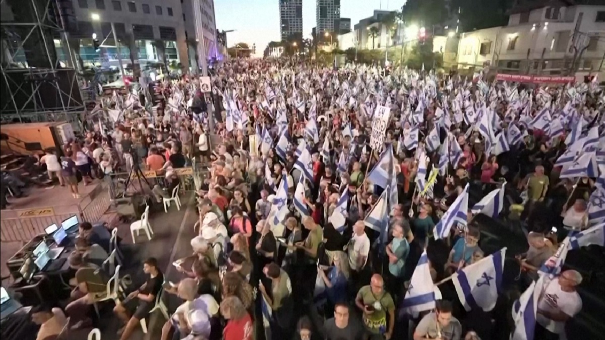 হাজারো বিক্ষোভকারীদের স্লোগানে মুখর তেল আবিবের রাজপথ