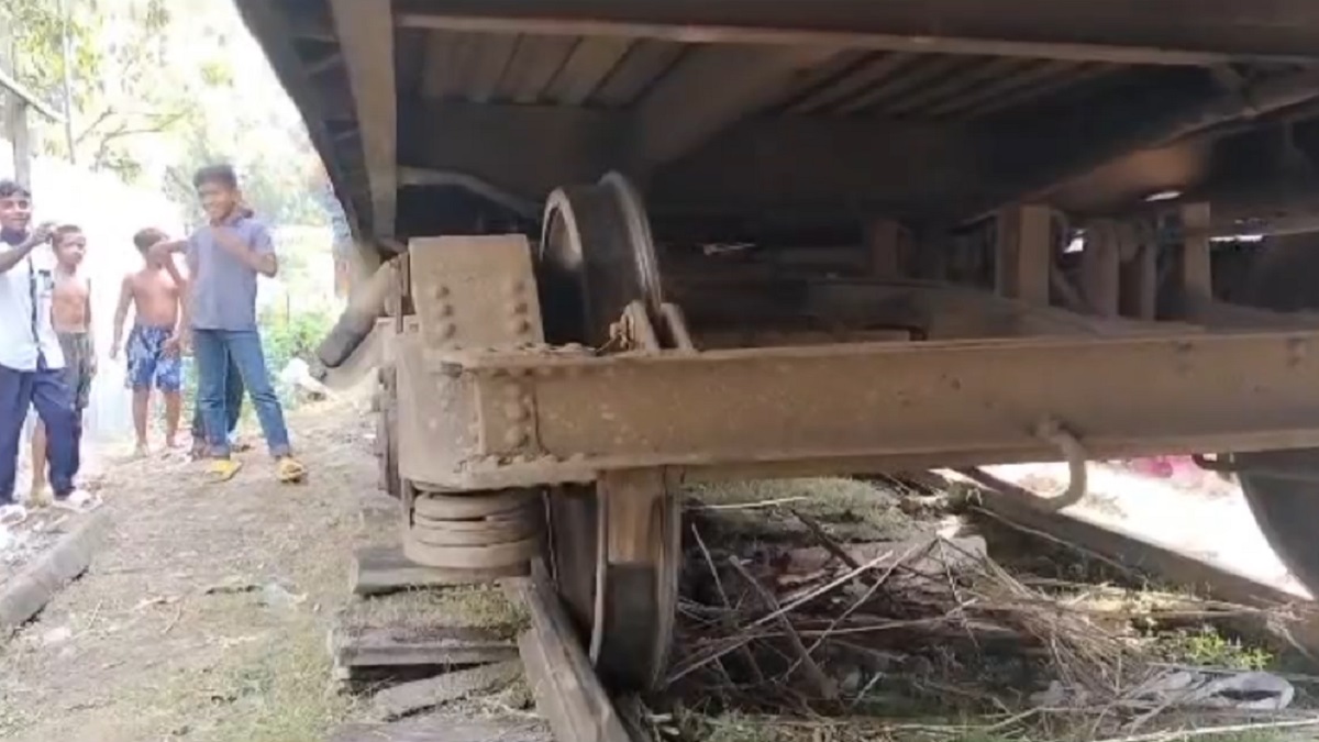 দৌলতদিয়ায় খুলনাগামী মেইল ট্রেনের বগি লাইনচ্যুত, ট্রেন চলাচল বন্ধ