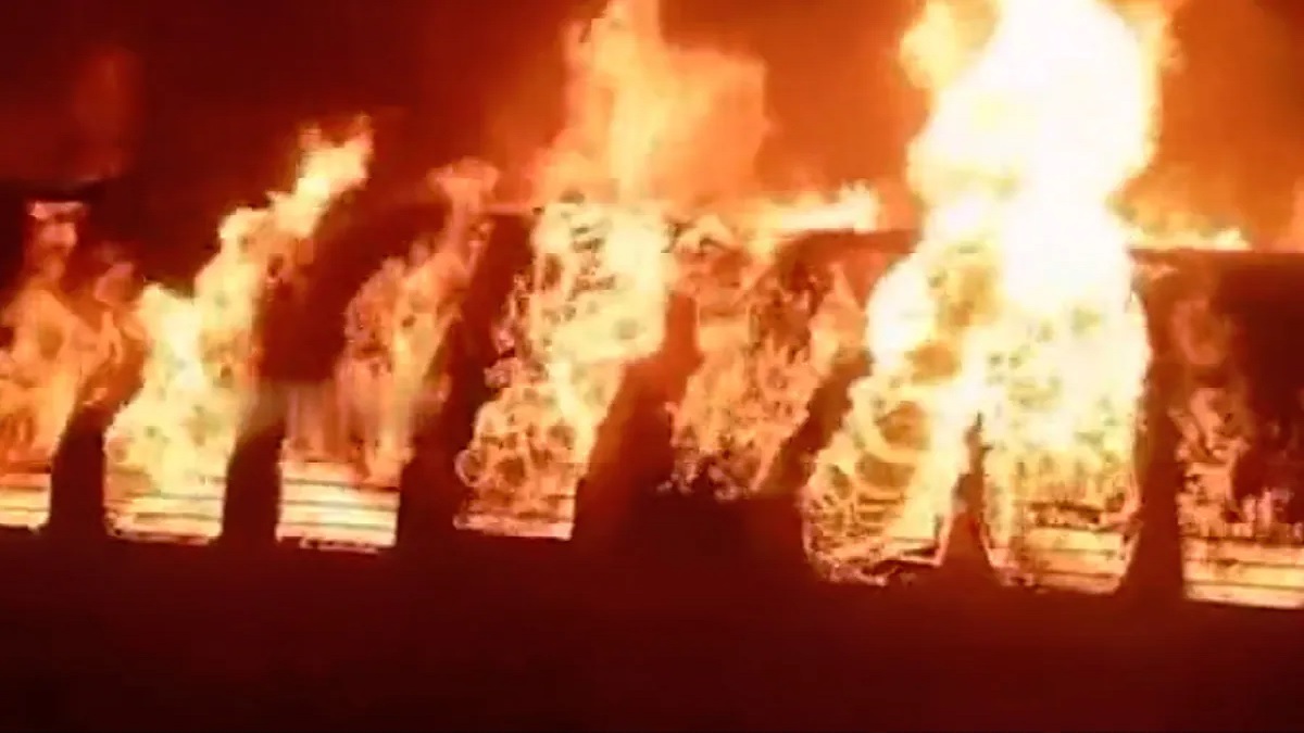 তামিলনাড়ুতে পর্যটন ট্রেনে ভয়াবহ অগ্নিকাণ্ডে নিহত অন্তত ১০