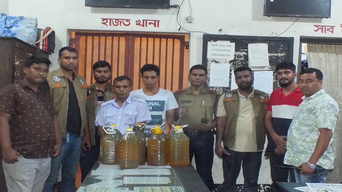 ট্রেনের তেল চুরি করে বিক্রির সময় হাতেনাতে আটক ২