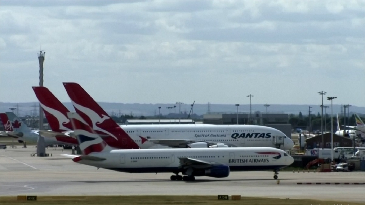 যুক্তরাজ্যে দেড় হাজারের বেশি ফ্লাইট বাতিল, ভোগান্তিতে নাগরিকরা