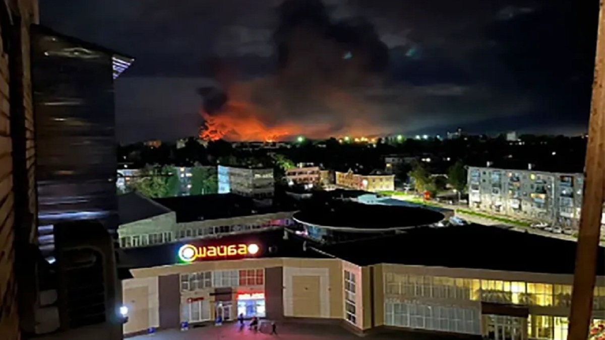 রুশ বিমানঘাঁটিতে কিয়েভের ড্রোন হামলা, পাল্টা আক্রমণে অর্ধশত ইউক্রেনীয় সেনার মৃত্যুর অভিযোগ