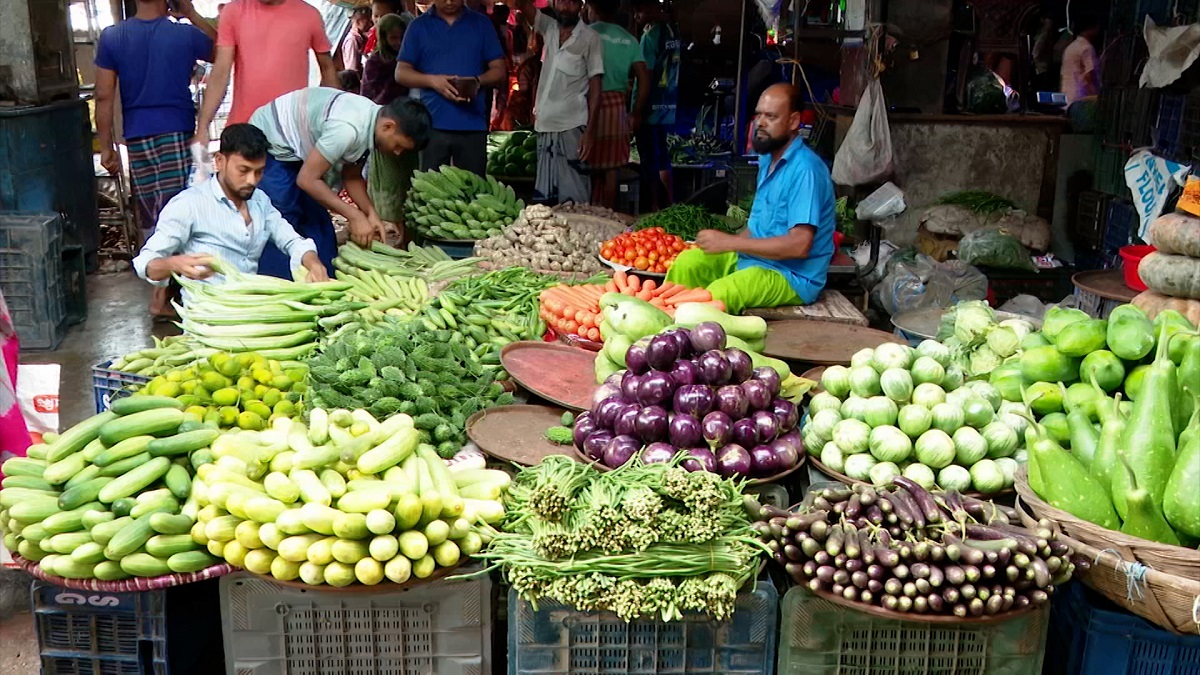 রাজধানীর সবজির বাজারে বৃষ্টির প্রভাব