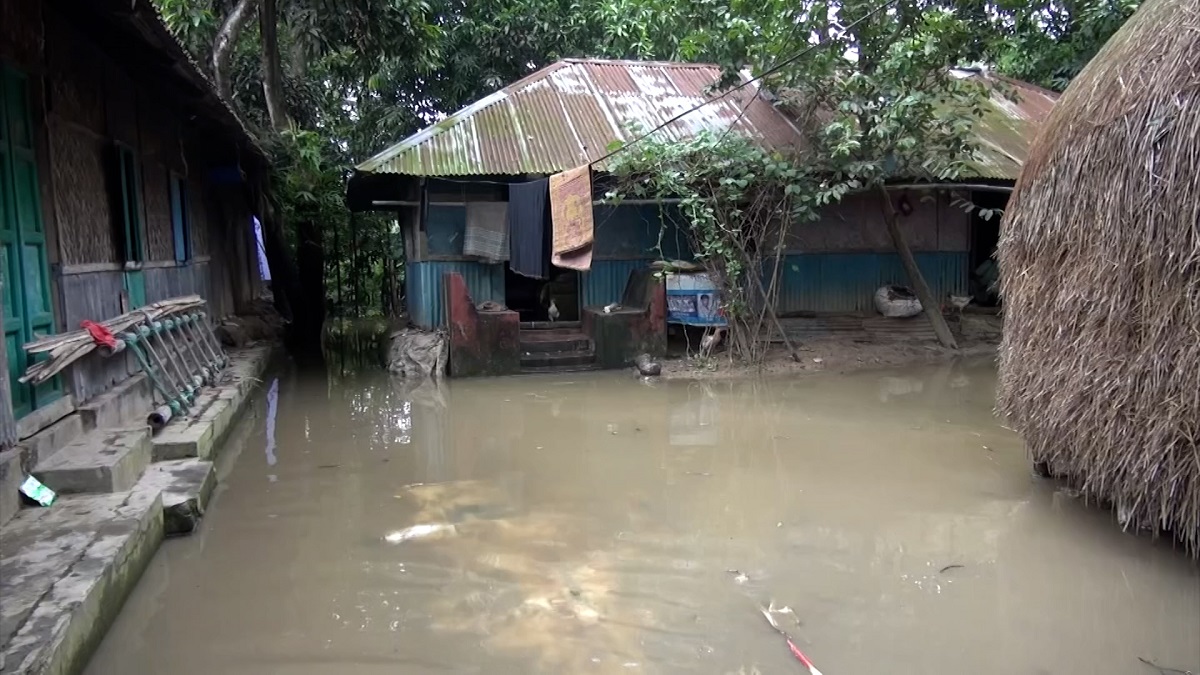 পার্বত্যঞ্চল ও কক্সবাজারে ধীরে ধীরে নামছে বন্যার পানি