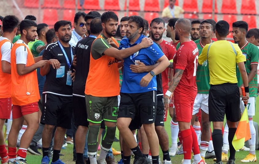 মাঠের উত্তেজনা ডাগআউটে, লাল কার্ড দেখলো আফগান কোচ