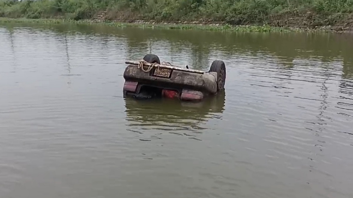খালের পানিতে ভেসে উঠলো প্রাইভেটকার