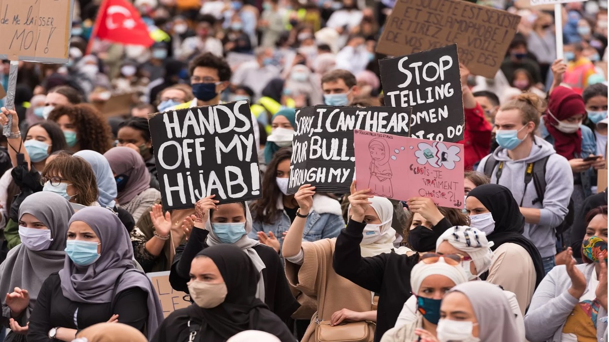 ফ্রান্সের শিক্ষা প্রতিষ্ঠানে ‘আবায়া’ পরা নিয়ে চলছে তুলকালাম