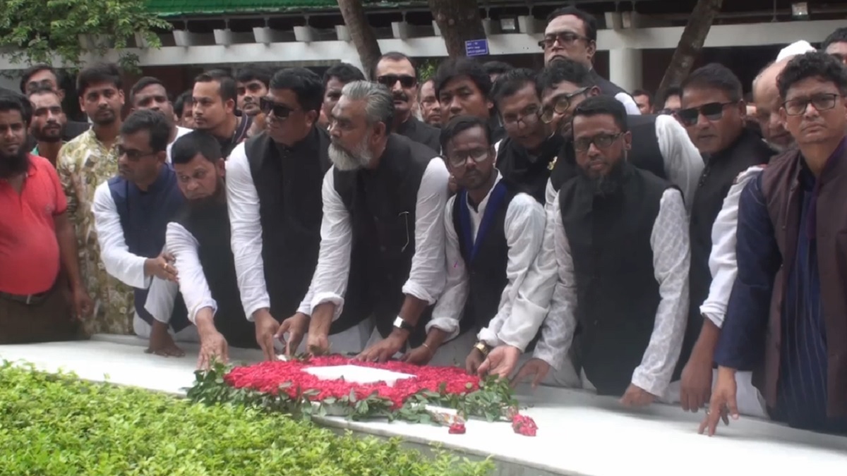 বঙ্গবন্ধুর সমাধিতে শ্রদ্ধা জানালেন হিরো আলম; বললেন, আগামীতে আর স্বতন্ত্র প্রার্থী হবো না