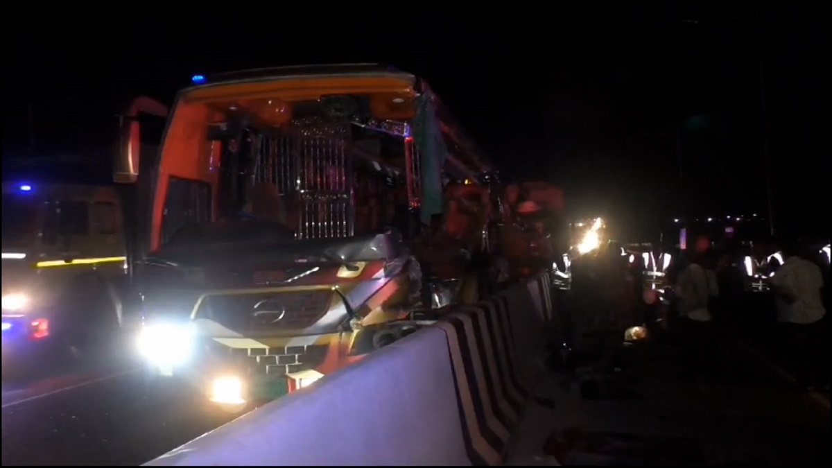 মুন্সিগঞ্জে দাঁড়িয়ে থাকা ট্রাকে বাসের ধাক্কা, নিহত ৩