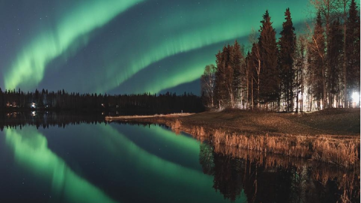 আলাস্কার আকাশে মনোমুগ্ধকর সবুজাভ আলোর খেলা