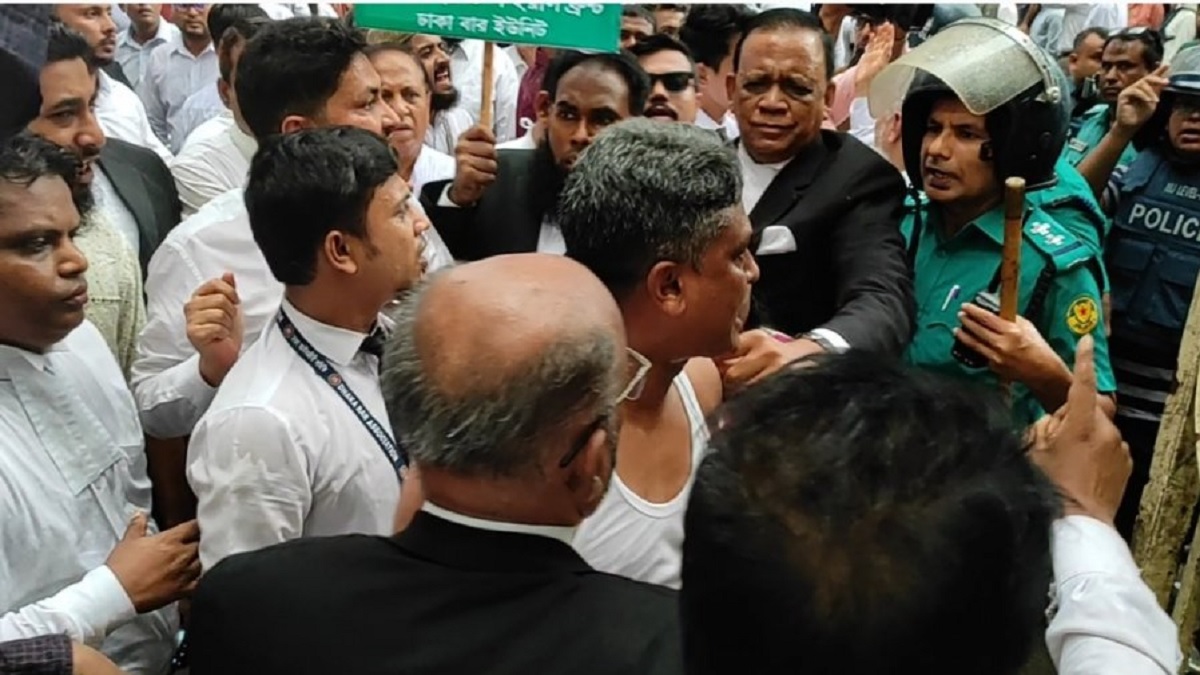 আদালতে বিএনপিপন্থী আইনজীবীদের পদযাত্রায় হামলা, বেশ কয়েক জন আহত