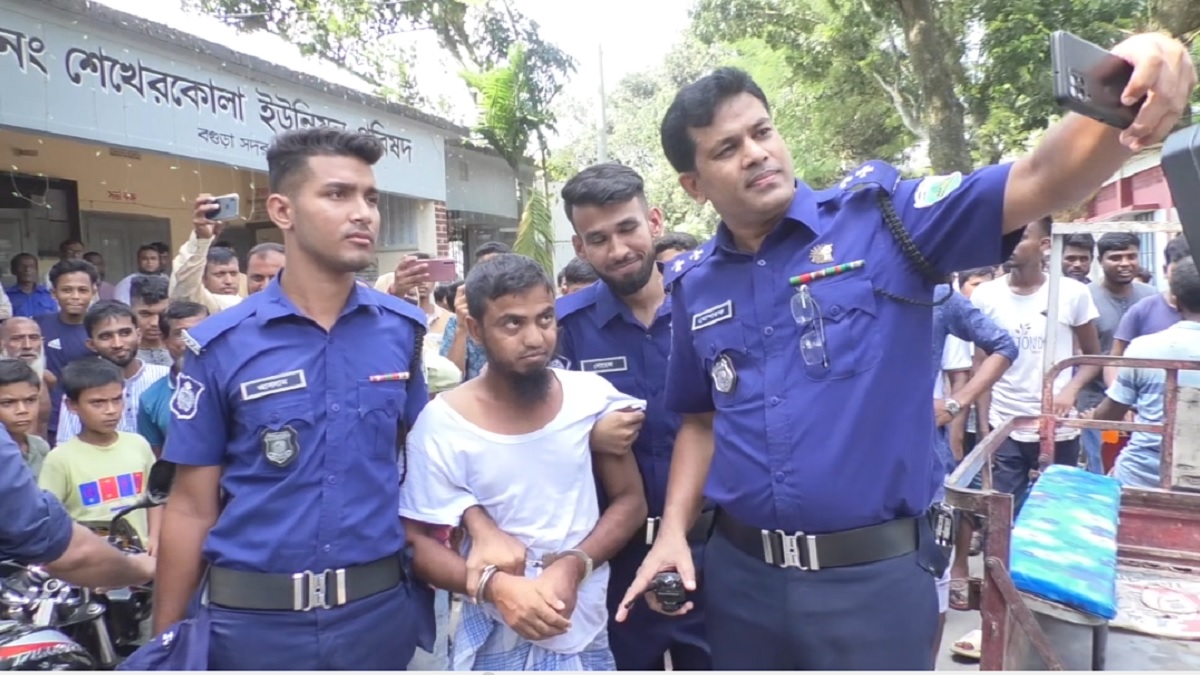 বলাৎকারের চেষ্টার অভিযোগে মাদরাসা শিক্ষককে ধোলাই দিয়ে পুলিশে দিলো এলাকাবাসী