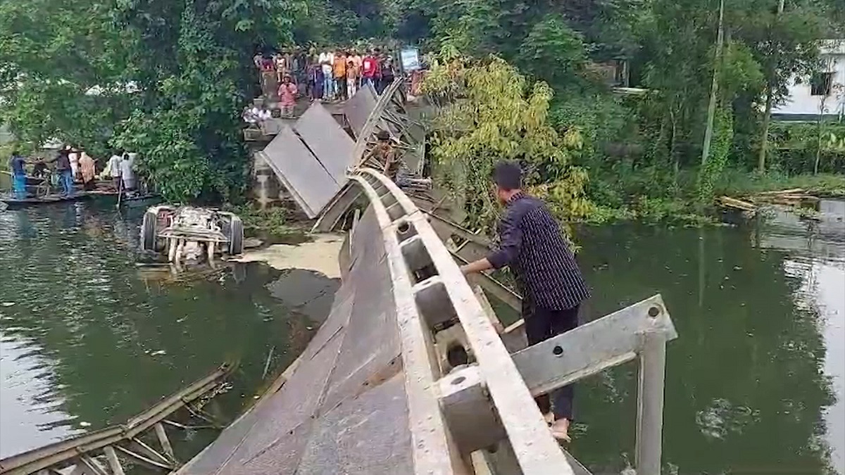 টাঙ্গাইলে বেইলি ব্রিজ ভেঙে খালে ট্রাক, যোগাযোগ বিচ্ছিন্ন