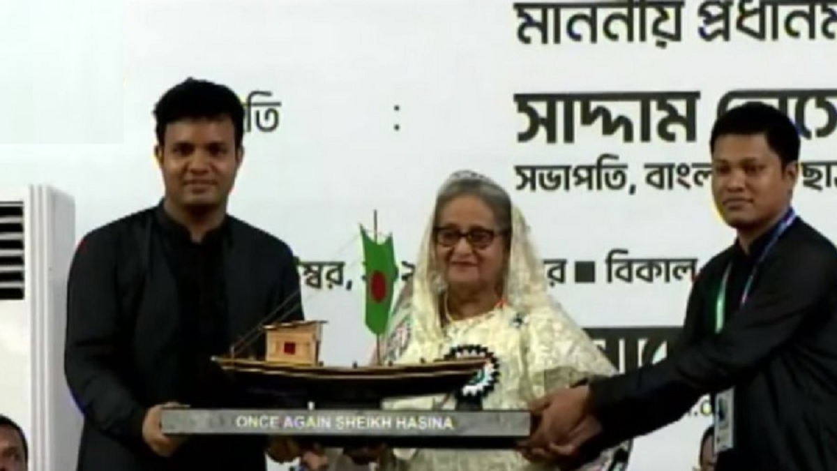 শেখ হাসিনাকে স্মারক উপহার দিলো ছাত্রলীগ