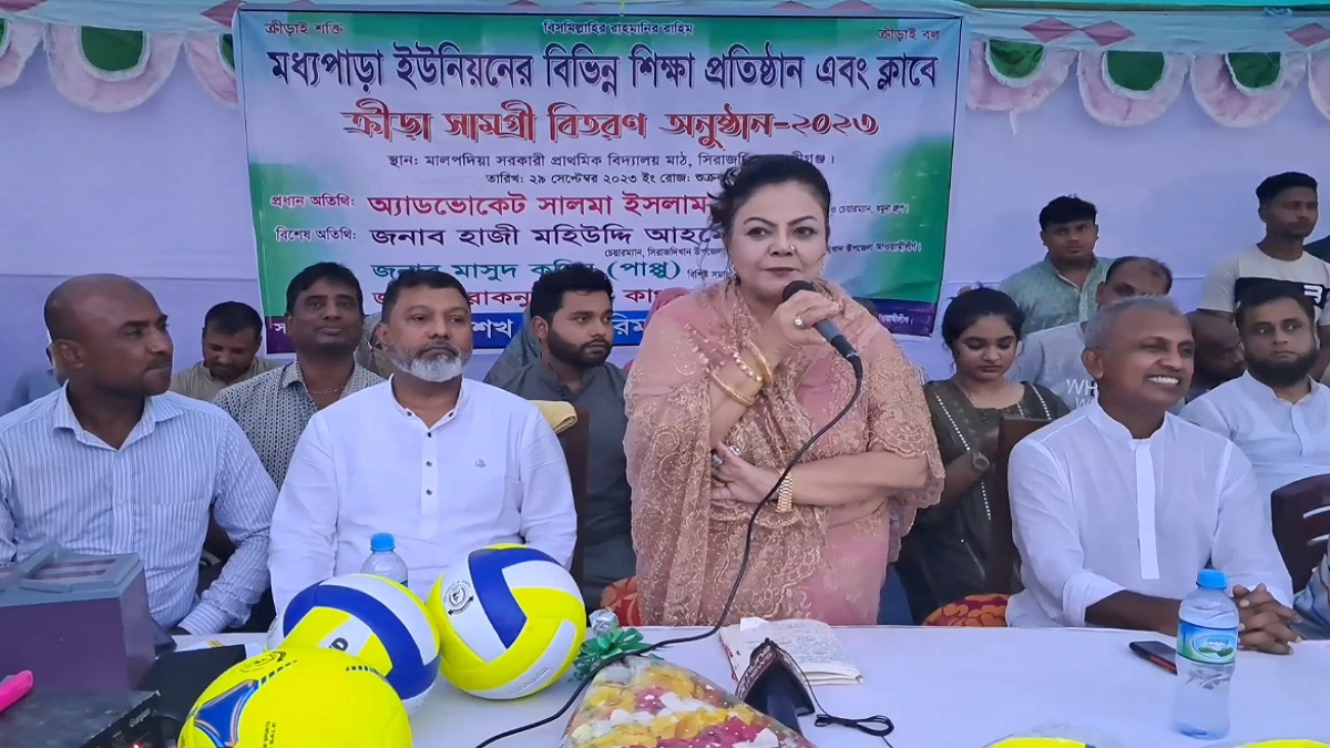 সালমা ইসলাম এমপি’র উদ্যোগে সিরাজদিখানের বিভিন্ন শিক্ষাপ্রতিষ্ঠান ও ক্লাবে ক্রীড়া সামগ্রী বিতরণ