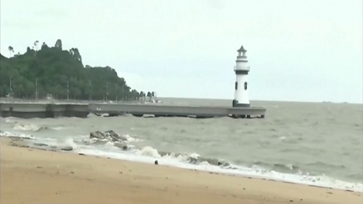 সুপার টাইফুন সাওলা’র তাণ্ডবে লণ্ডভণ্ড চীনের গুয়াংডং প্রদেশ