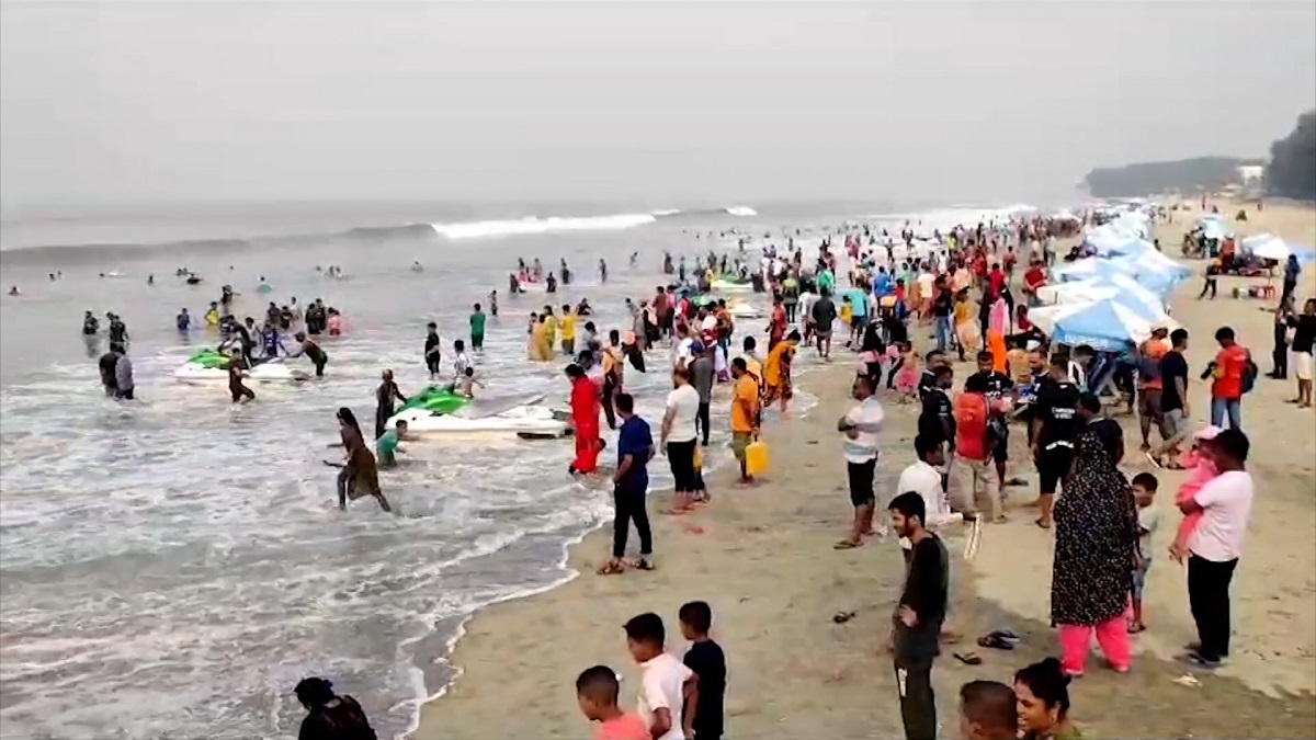 কক্সবাজারে পর্যটকের ঢল